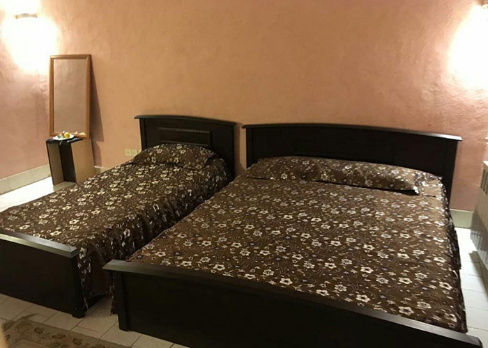 اتاق سه تخته هتل سنتی ادیب الممالک یزد